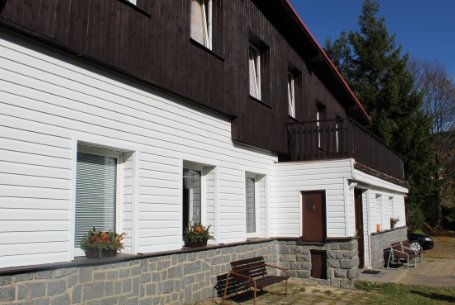 Chata Ema – boční pohled s balkonem