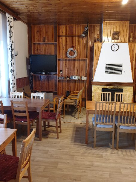 Společenská místnost s krbem a televizí