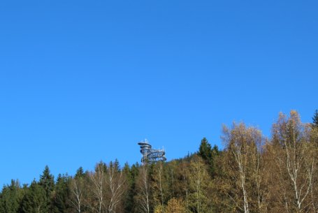 Stezka v oblacích nad podzimním lesem